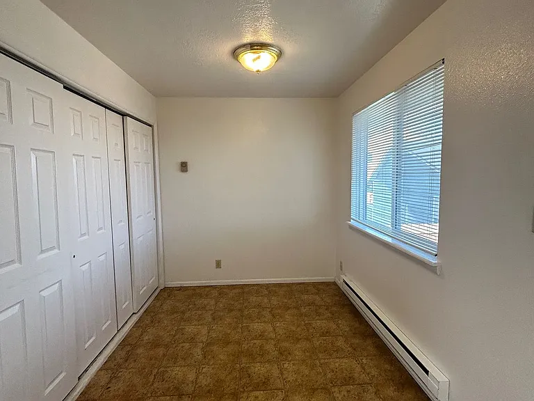 Main 819 S — Photo 31