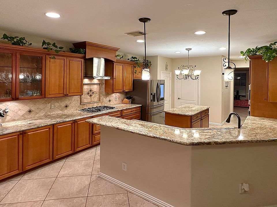 1st image of 605 Canyon Crest Dr