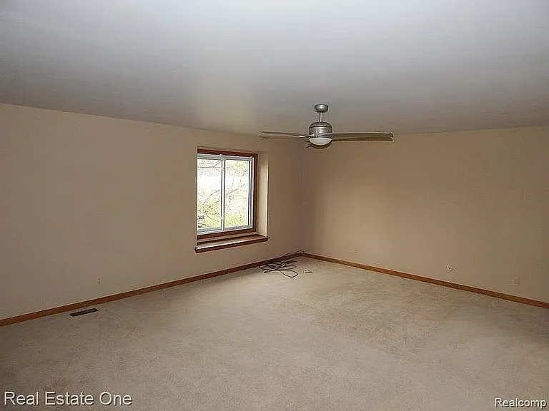 1947 N Fairview Ln — Photo 10