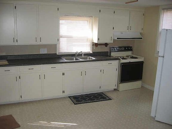 Spacious kitchen with nice vinyl floors