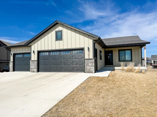 101 E Blue Bell Dr, Brookings, SD 57006