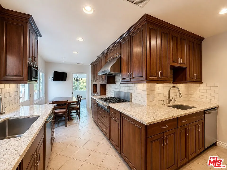 4 bed, 3.0 bath, 2372 sqft, $11,500 — Photo 2