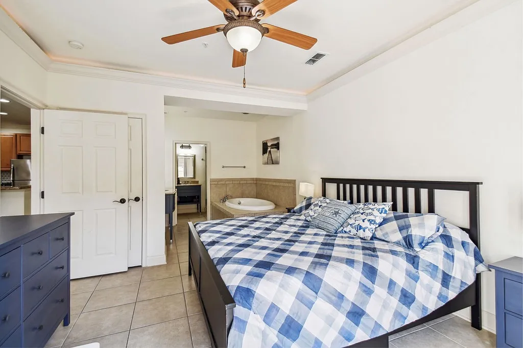 Inviting 3-Bed Home with Modern Amenities — Photo 4