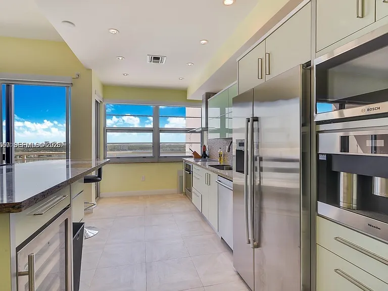 18031 Biscayne Blvd #Penthouse 01 — Photo 1