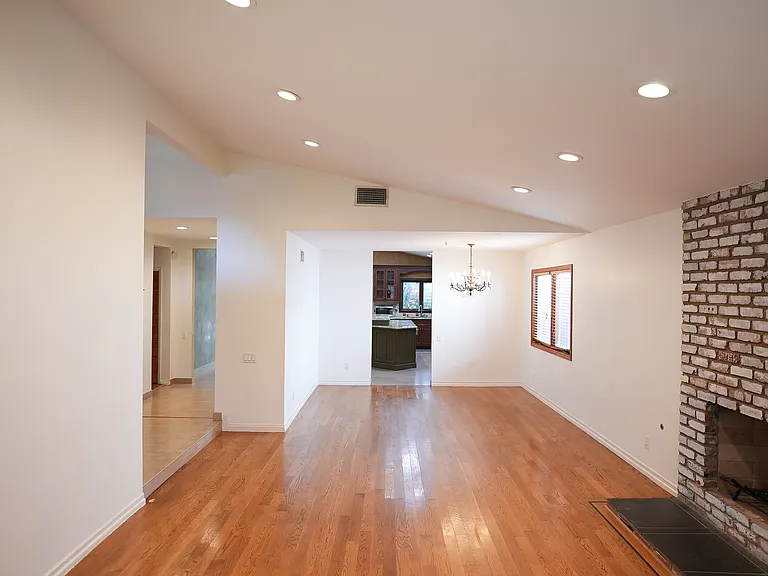 18129 Hatteras St — Photo 7