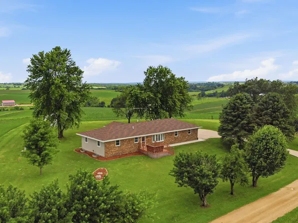 1021 Fish Ln, Hazel Green, WI 53811