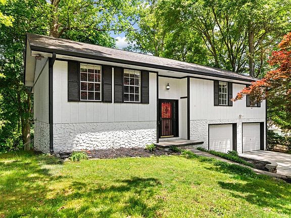 3rd image of 604 Pine Oaks Dr