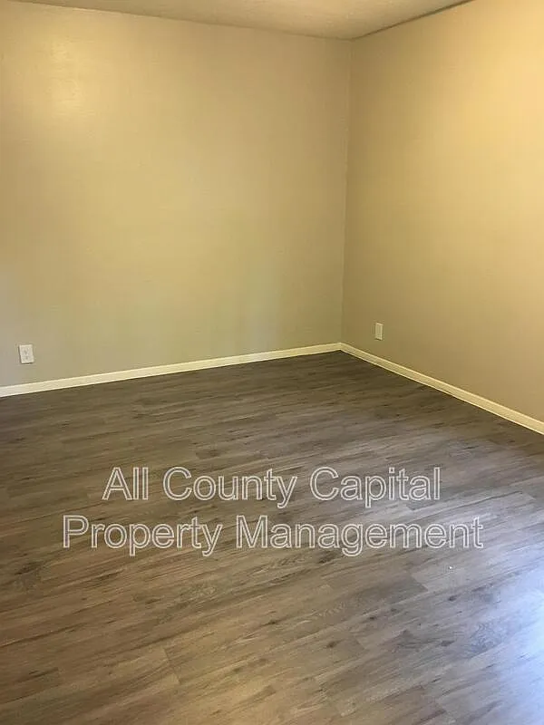 2 bed, 1.0 bath, 814 sqft, $995 — Photo 2