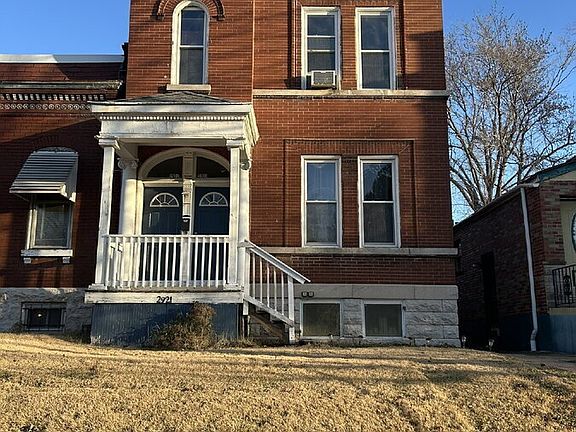 2nd image of 2921 Magnolia Ave #2F