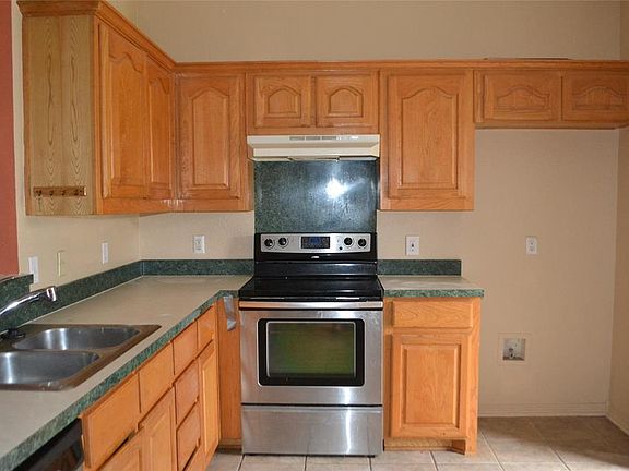 5th image of 604 W Lake St