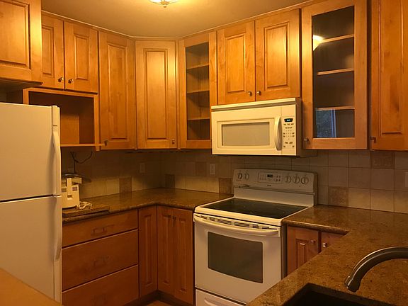 Gourmet Kitchen with Granite countertop and island