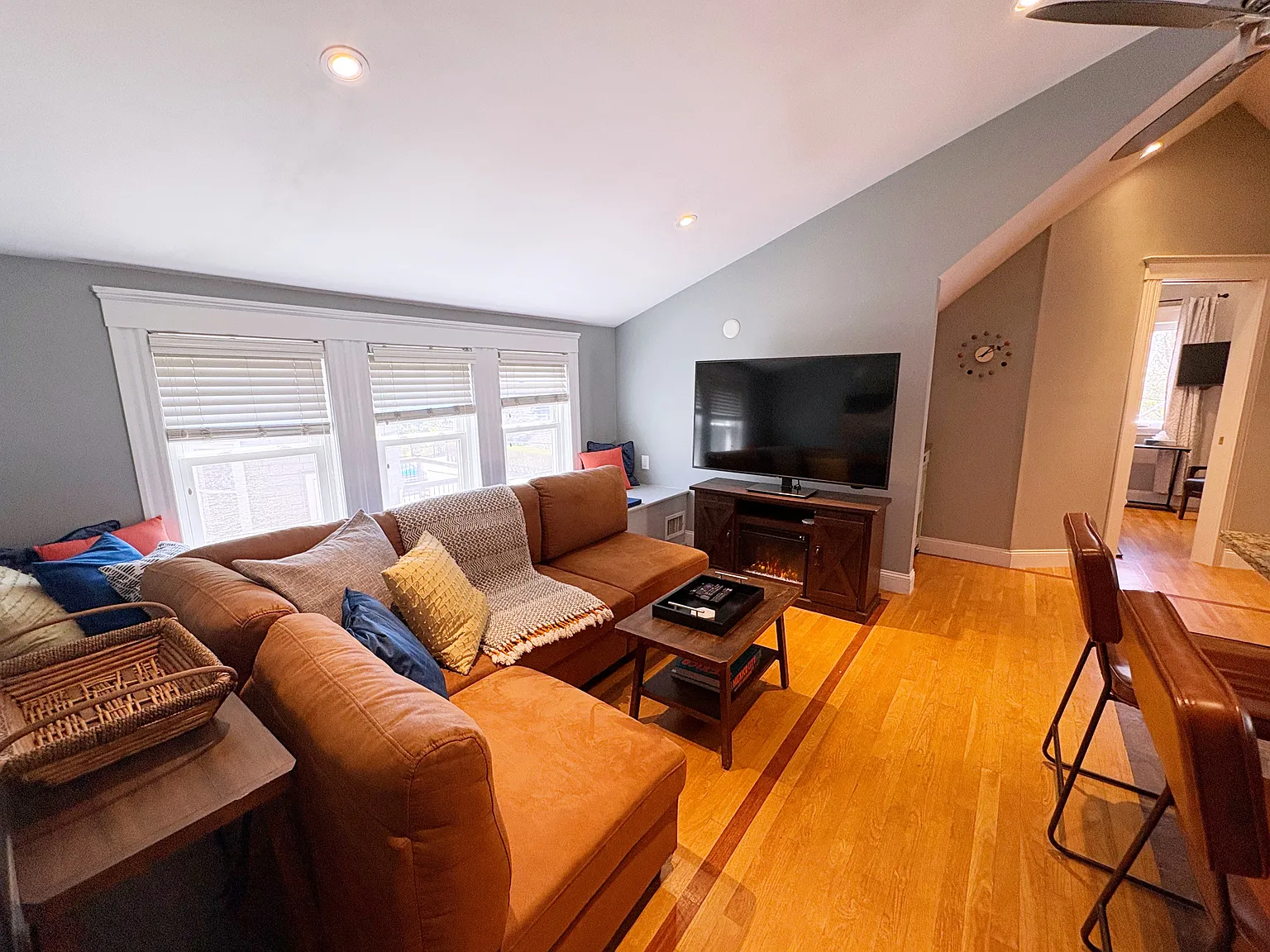 2 bed, 1290 sqft, $5,995 — Photo 2