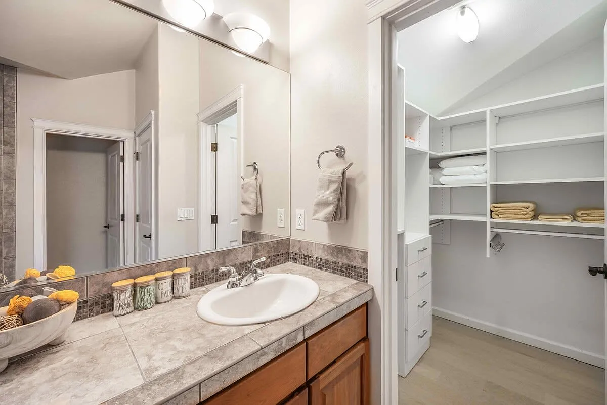 3 bed, 1230 sqft, $6,250 — Photo 3