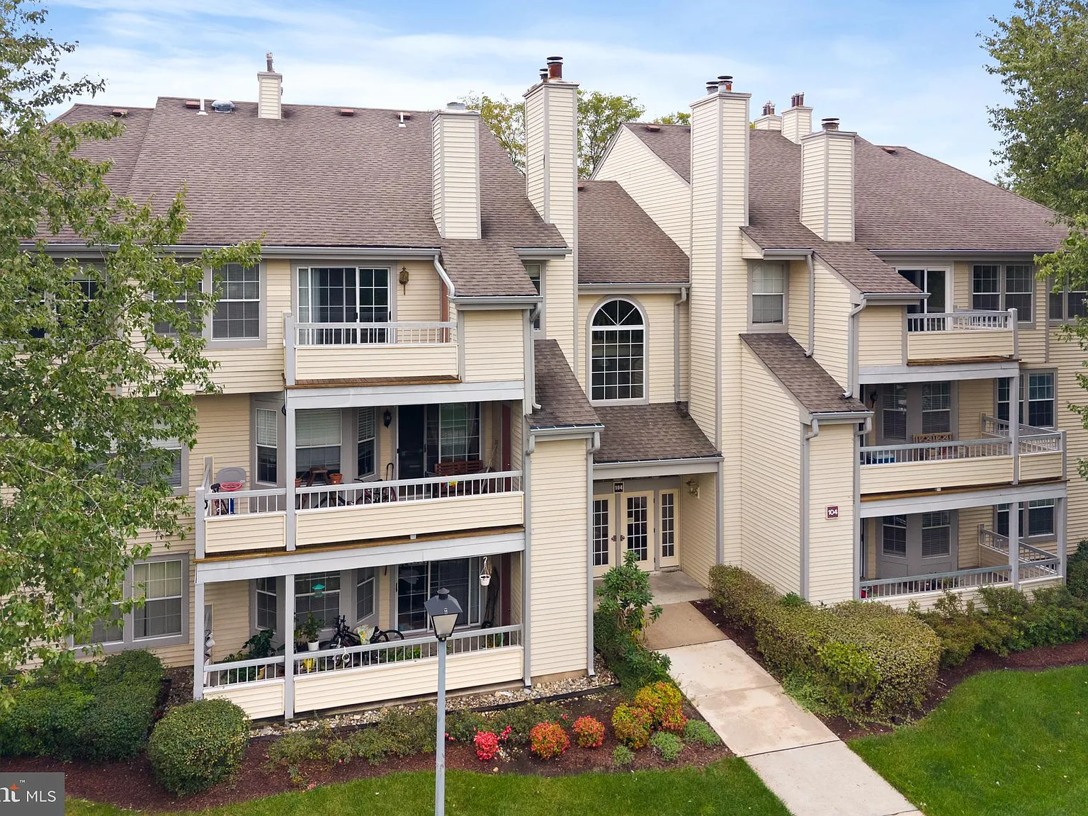2 bed, 1.0 bath, 1008 sqft, $2,350 — Photo 3