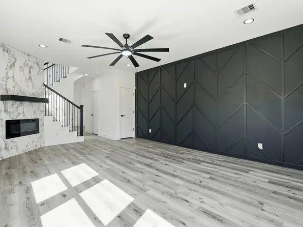 116 S 3rd St, La Porte, TX 77571