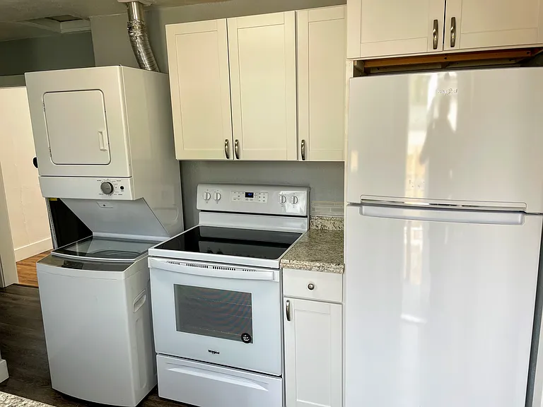 323 N Spruce St — Photo 12