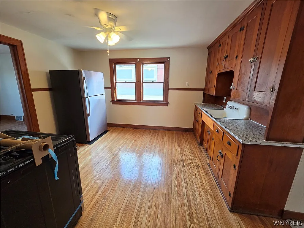 3 bed, 1.0 bath, 1912 sqft, $1,200 — Photo 3