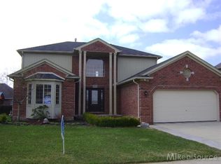 18492 Country Clb, Macomb, MI 48042