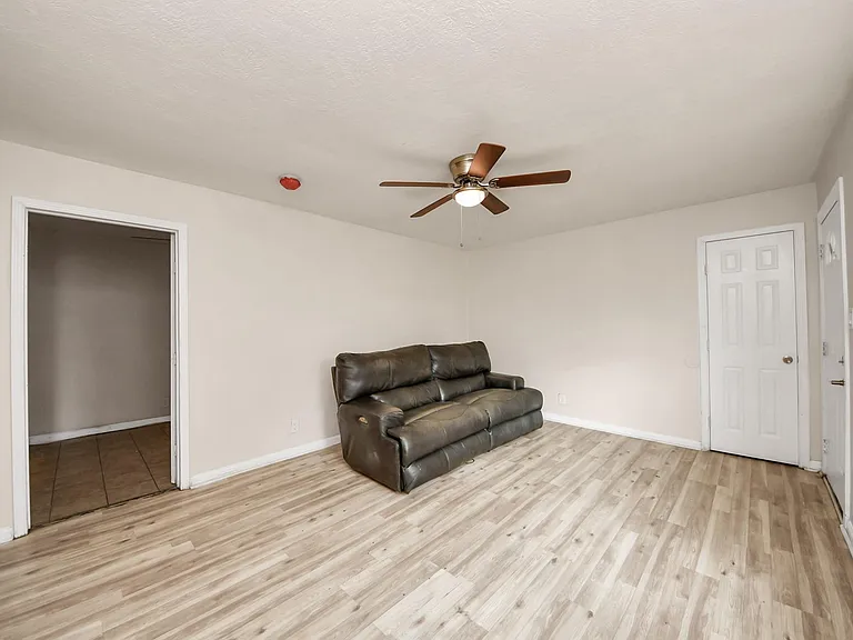 10506 Sierra Dr — Photo 6