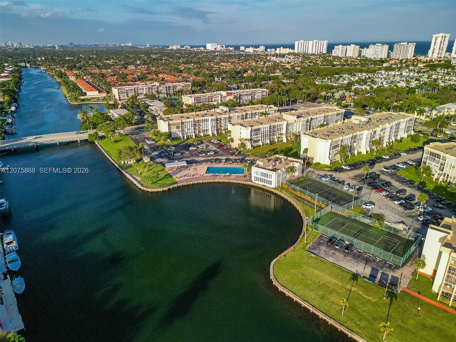 Desoto Park Condo — Photo 1