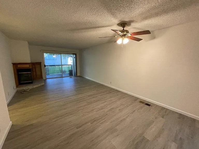 472 Lancaster Ln — Photo 10