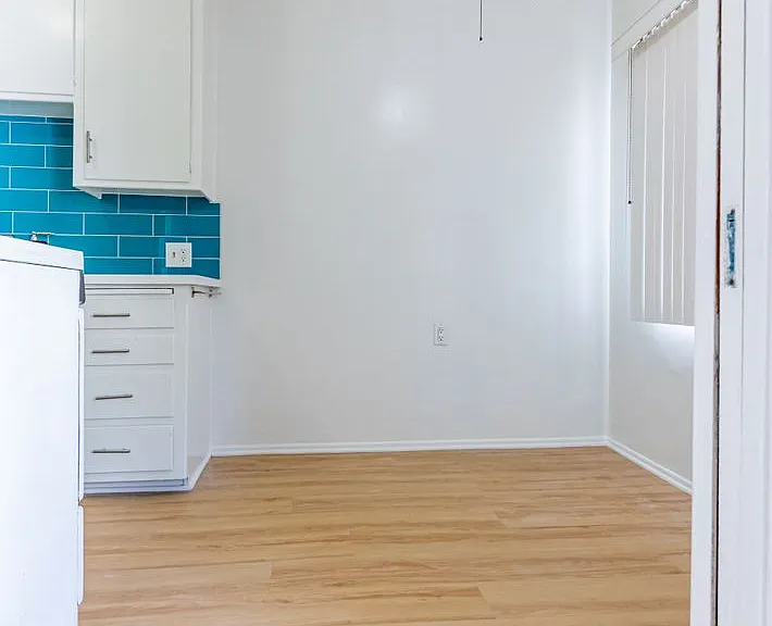 667-669 Levering Ave — Photo 27