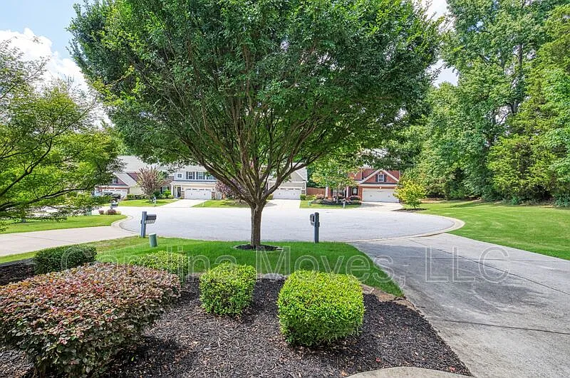4 bed, 2.5 bath, 2520 sqft, $2,695 — Photo 3