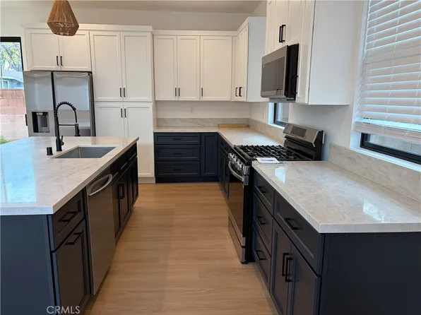 19214 Calvert St, Reseda, CA 91335