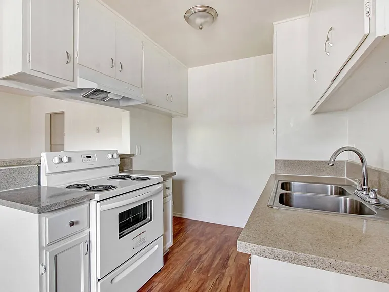 Sepulveda Manhattan Apartments — Photo 7