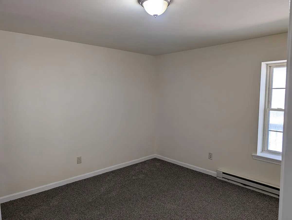 Building Photo - 102 E Ayre St #1