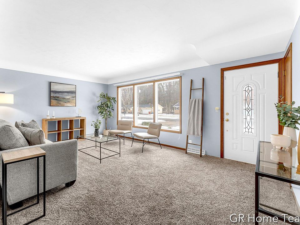 1st image of 3300 Las Vegas Dr NE