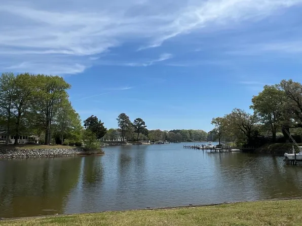 2 Natty Cove Ln, Kilmarnock, VA 22482