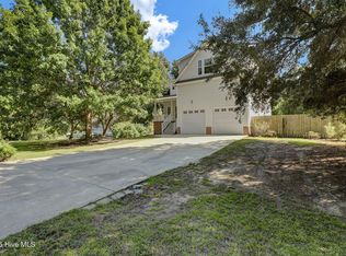 305 Hickory Ln, Hampstead, NC 28443