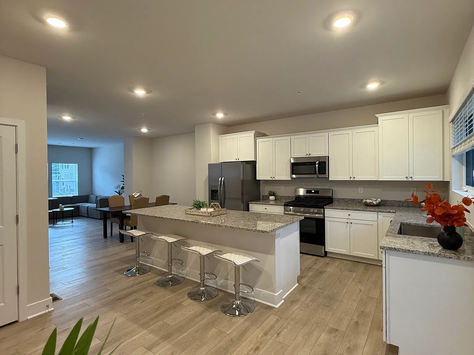 4 bed, 2200 sqft, $3,300 — Photo 3