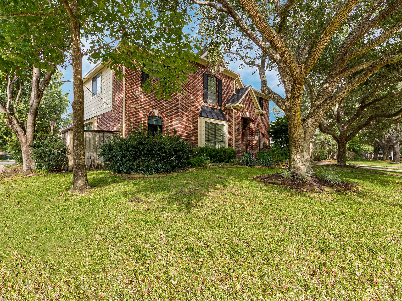 4 bed, 3.5 bath, 2811 sqft, $3,500 — Photo 2