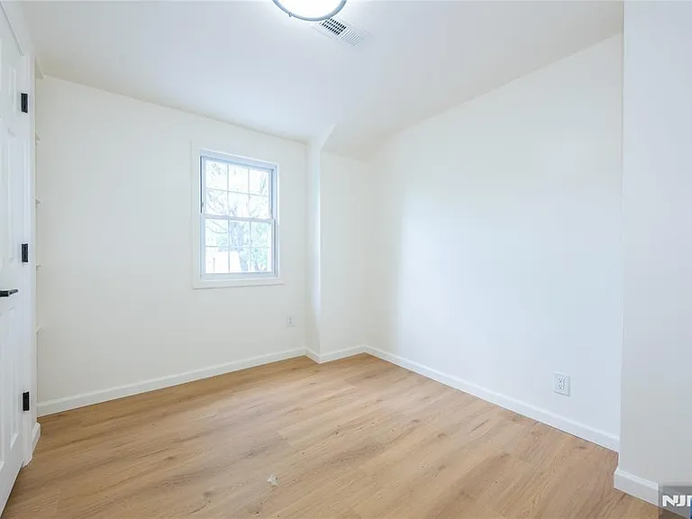 231 Waverly Pl — Photo 17