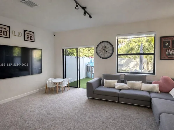 10711 W 32nd Ln, Hialeah, FL 33018