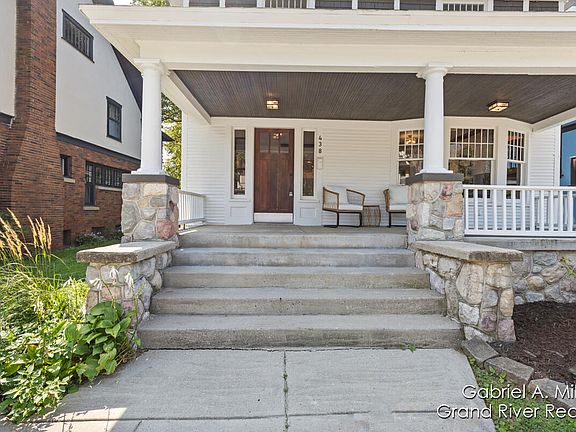 3rd image of 438 Pleasant St SE