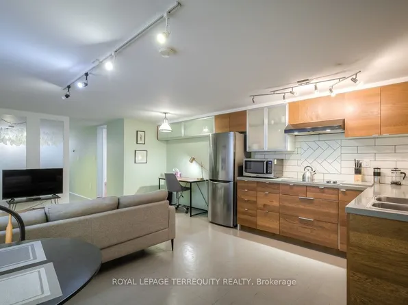 26A Scarlett Rd #Basement, Toronto, ON M6N 4K1