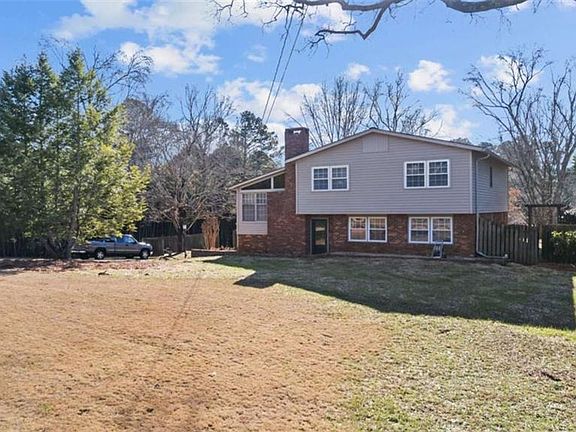 2nd image of 8 Lakemoore Dr NE