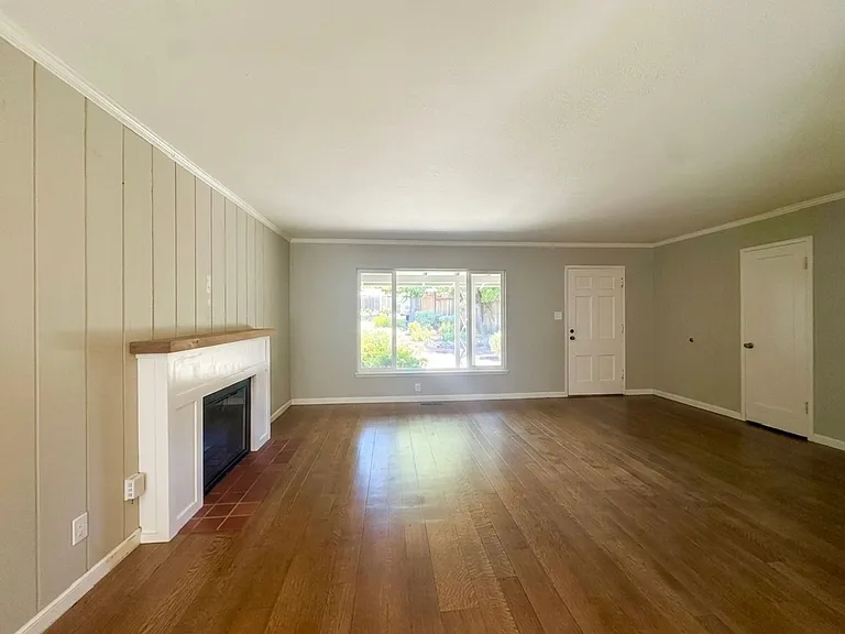 656 Evelyn Ct — Photo 4