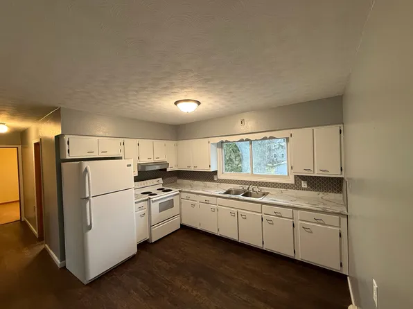 200 Carolyn Ln #11, Eureka, IL 61530