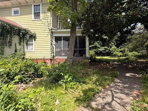 2nd image of 2710 Memorial Dr SE