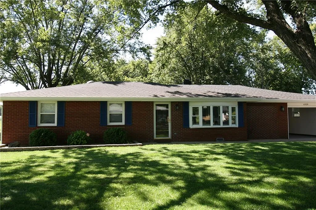 6939 Meridian St photo 1