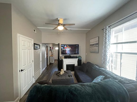 3rd image of 3121 N Kenmore Ave Unit 2