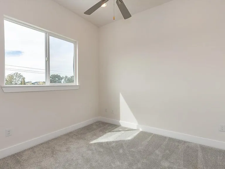 645 W 16th St — Photo 15