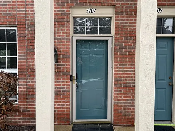 5107 Chesapeake Cir, Walled Lake, MI 48390