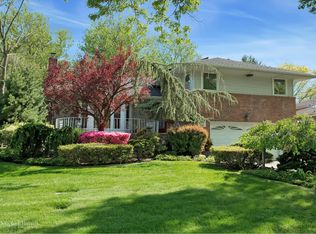 23 Lark Dr, Woodbury, NY