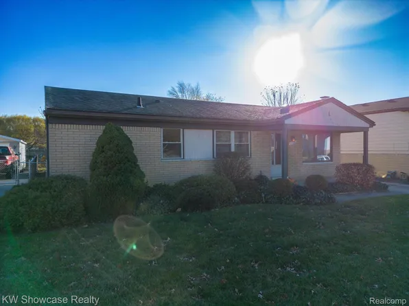 15356 Cambridge Dr, Fraser, MI 48026