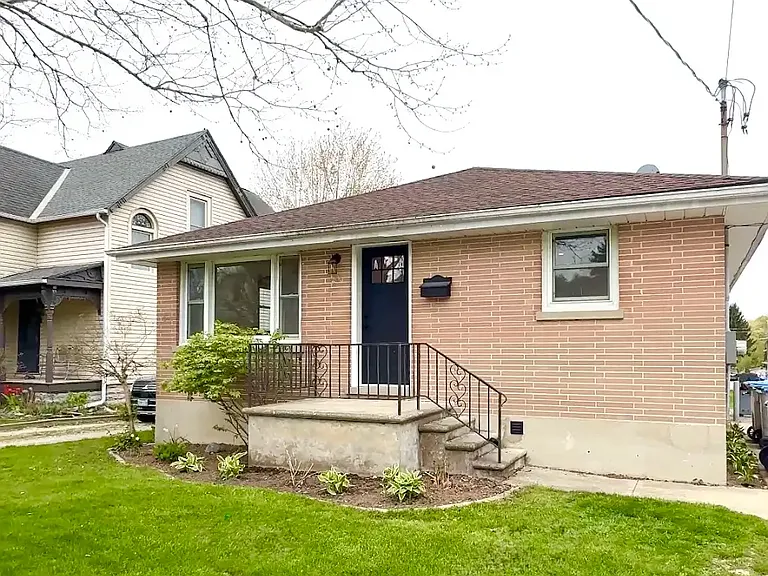 206 Wellington St S — Photo 2